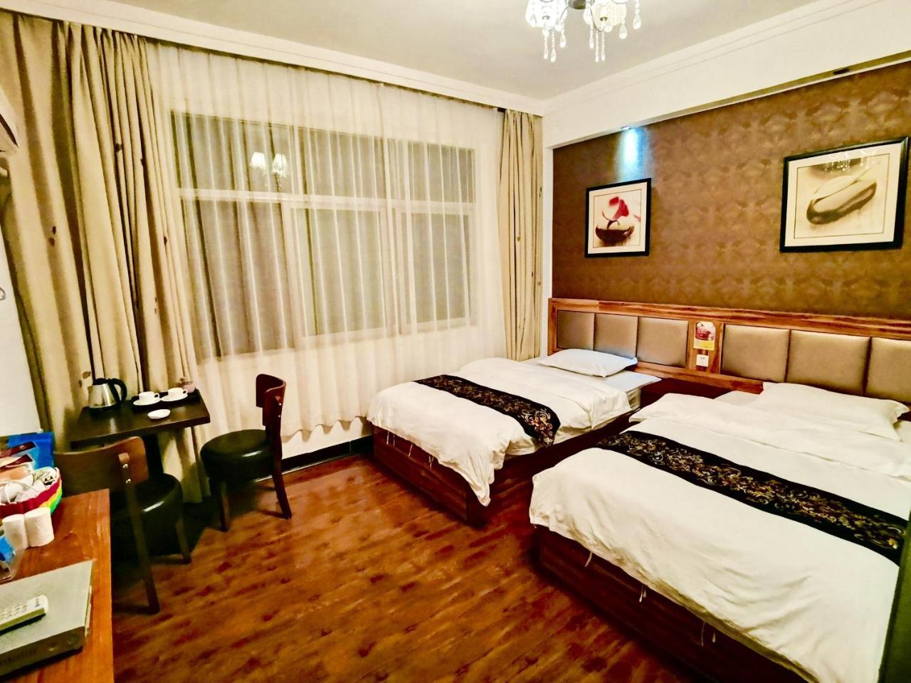 Fenghuang Little Bear Family Guest House Exterior photo